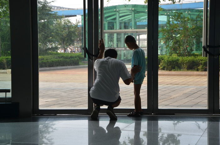 重庆男子意外发现养了多年的孩子非亲生，该何去何从？